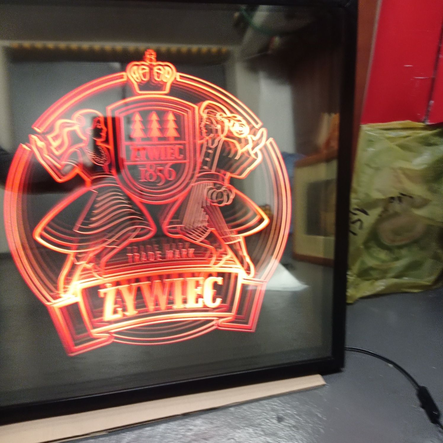 browar żywiec plafon świetlny logo żywiec czarny podświetlenie czerw