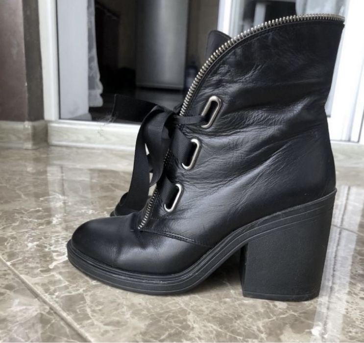 шкіряні сапожки на каблуку