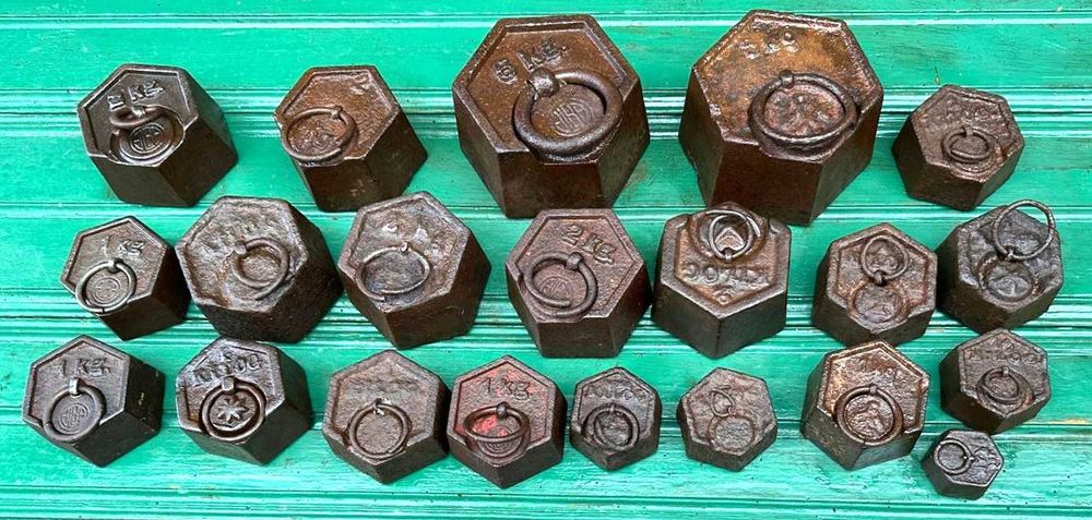 Pesos de balança antigos em ferro