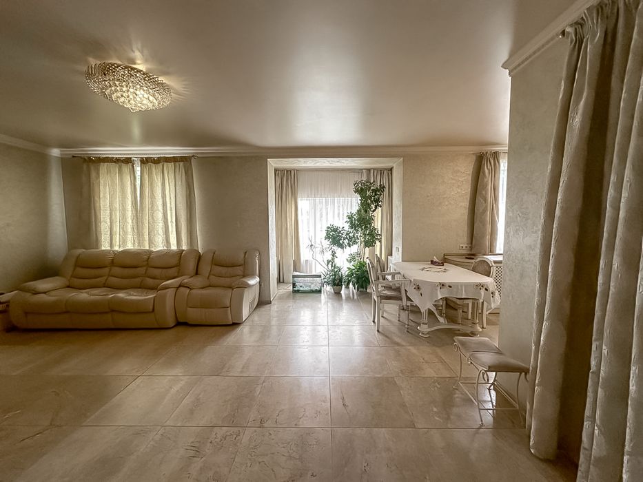 Продаж будинку з ремонтом. Центр. Велика ділянка. Озеро поруч.