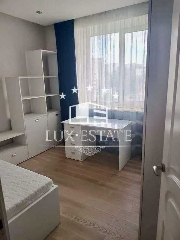 Продажа 3-комнатной квартиры в ЖК "Изумрудный город". Район Бот. Сада
