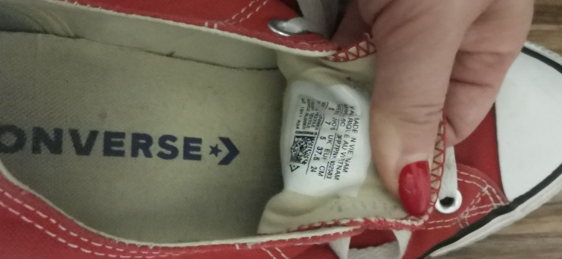 Czerwone Converse