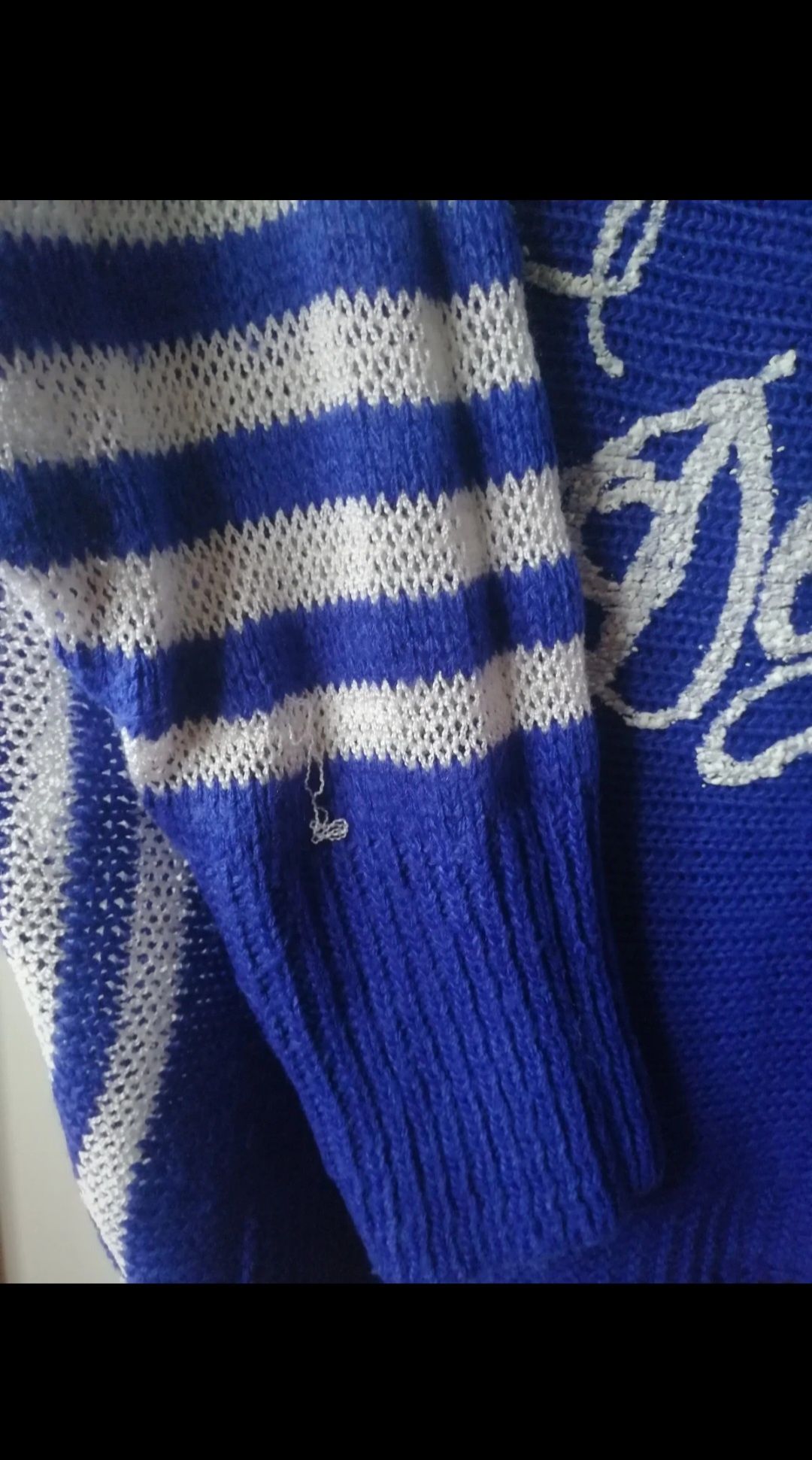 Camisola azul e branca