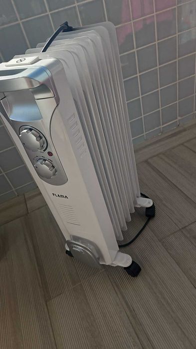 Radiador eléctrico a óleo usado, mas em bom estado.