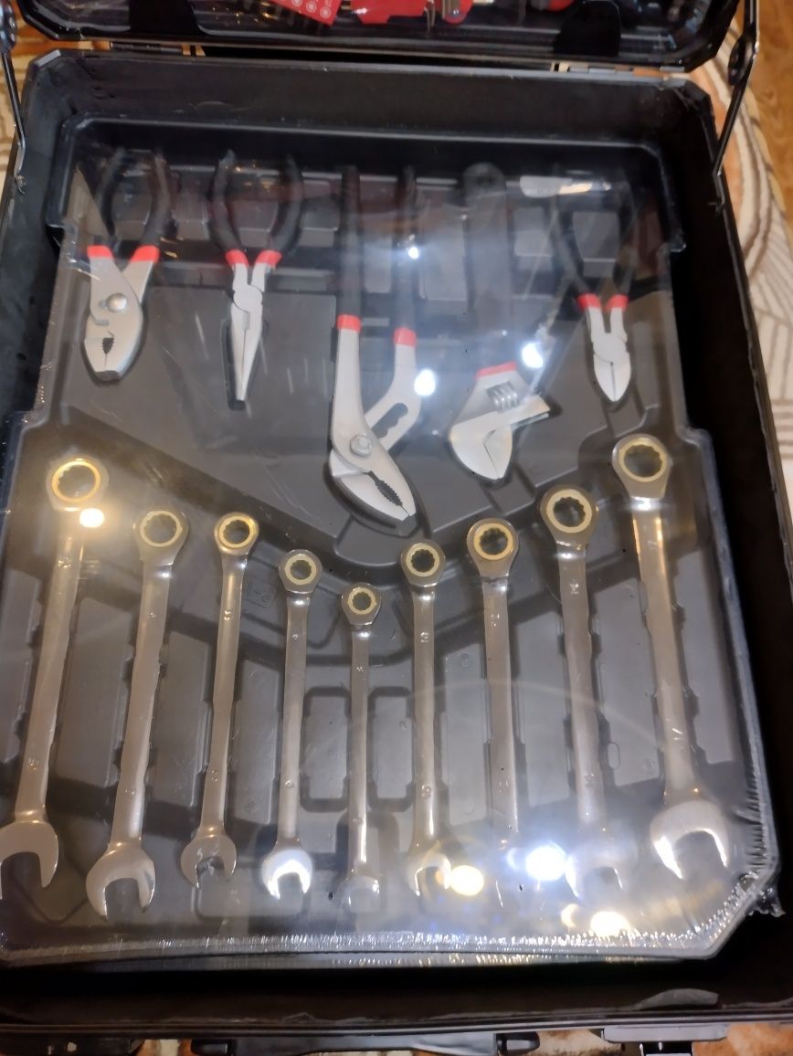 Большой набор инструментов в чемодане на колесиках Swiss Craft