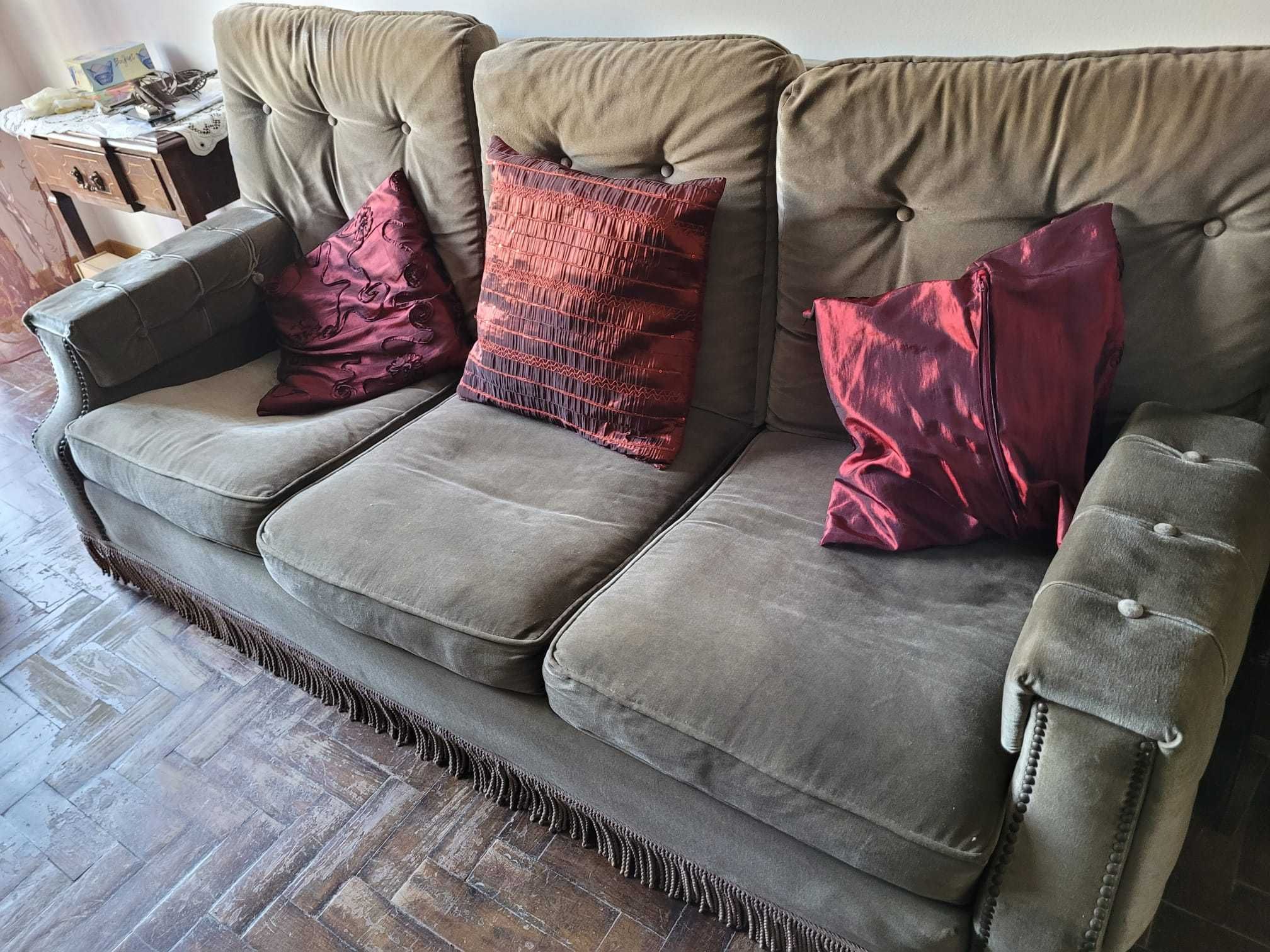 Sofá 3 lugares + 2 caldeirões muito confortáveis. Tudo 90€