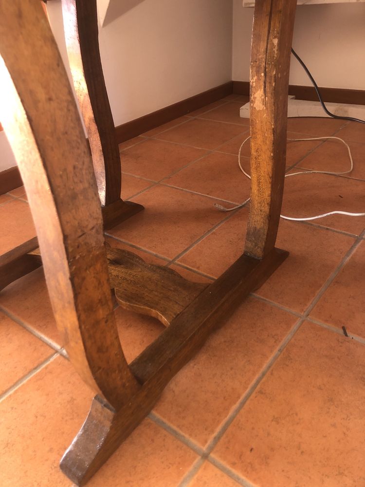 Mesa antiga feita a mao