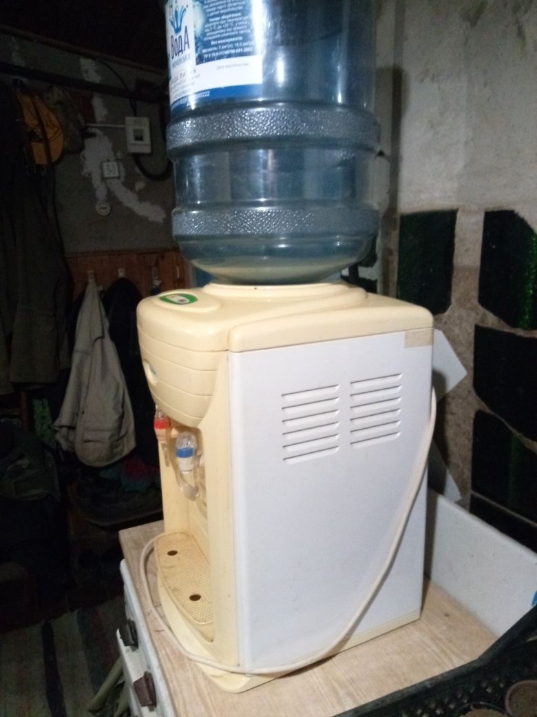 Кулер для воды с нагревом и охлаждением