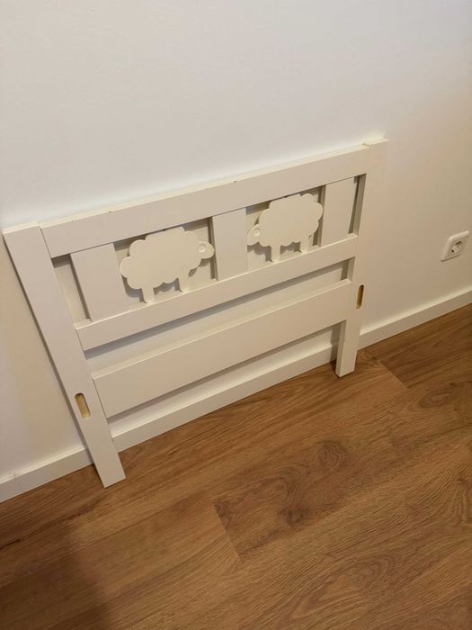 mobília criança IKEA (cama, roupeiro, cómoda)