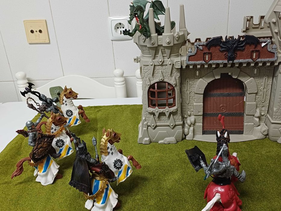 Castelo com 2 Dragões e 8 Cavaleiros Medievais