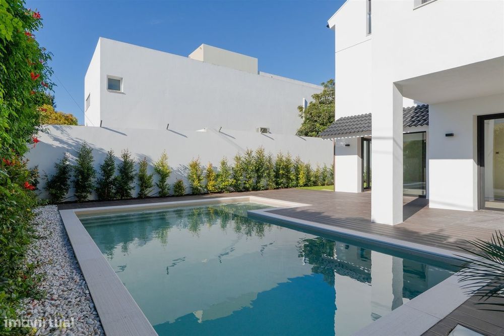 Moradia T4+1 Remodelada com Piscina no Livramento, em Cascais