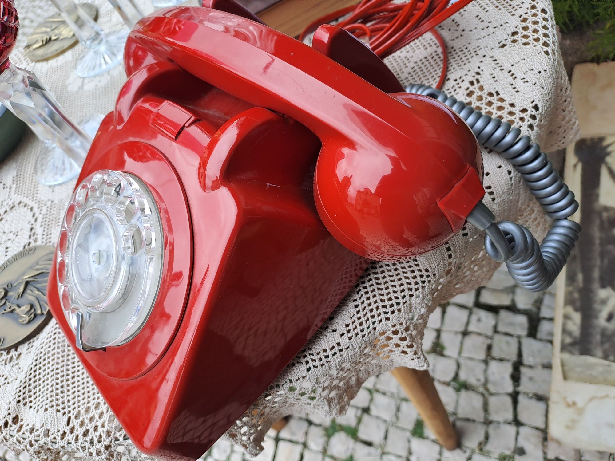 Telefone vermelho antigo