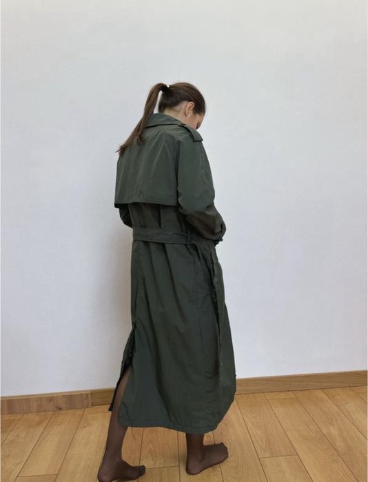 Тренч оливкового кольору, кольору хакі