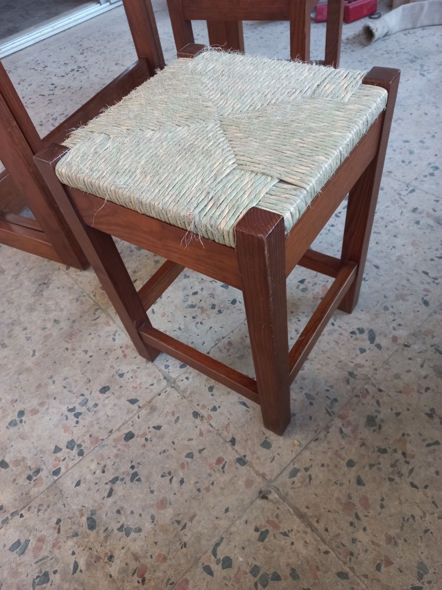 Mesa extensível com 2 bancos