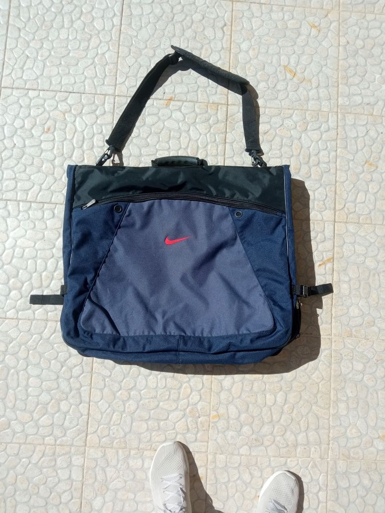 Vendo porta fatos da Nike nunca usado.
