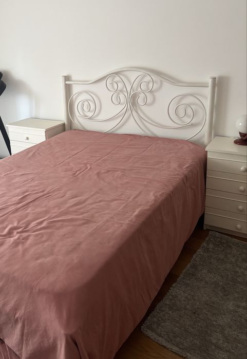 Cama de ferro+ mesas cabeceira