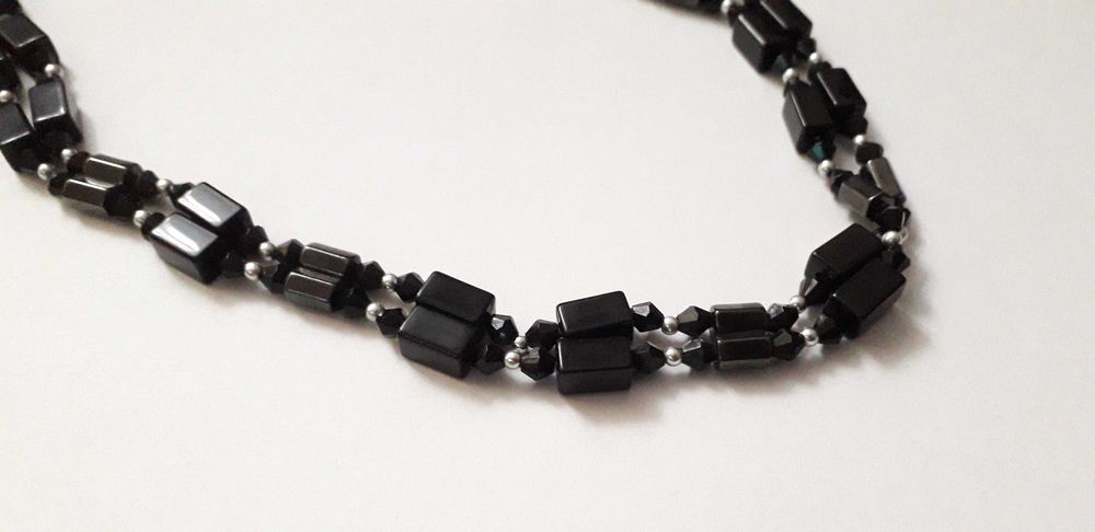 Nowy naszyjnik magnetyczny z czarnymi kamieniami Bijoux