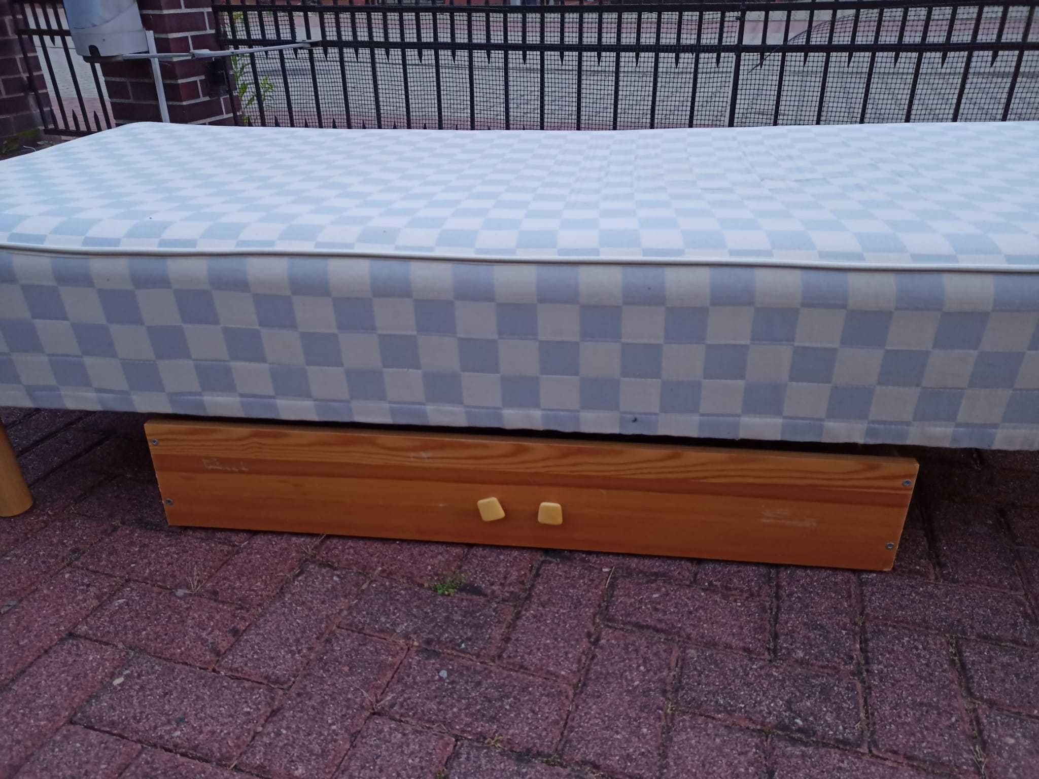 Drewniane łóżko z materacem i szufladą na kółkach 200 x 90