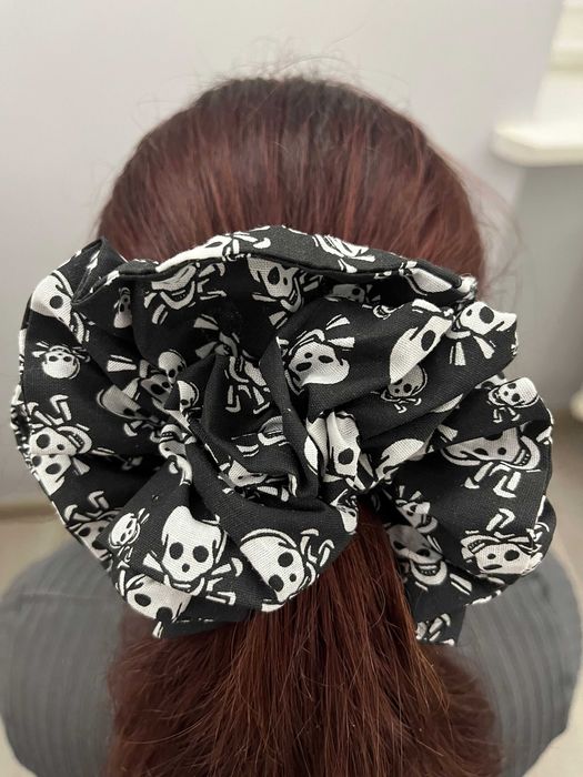Duża halloweenowa gumka scrunchie – czarna z motywem czaszek, handmade