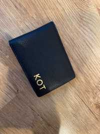 Skórzany czarny portfel z personalizowanym napisem KOT