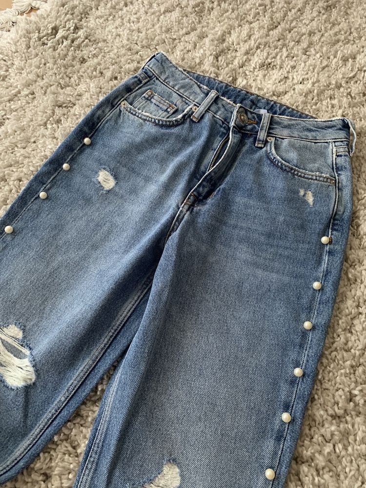 Jeans de ganga com pérolas H&M