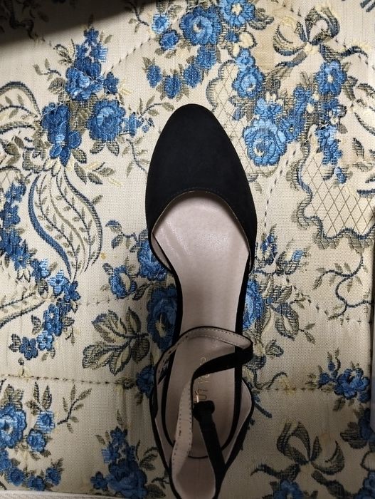 Vendo sapatos com salto baixo