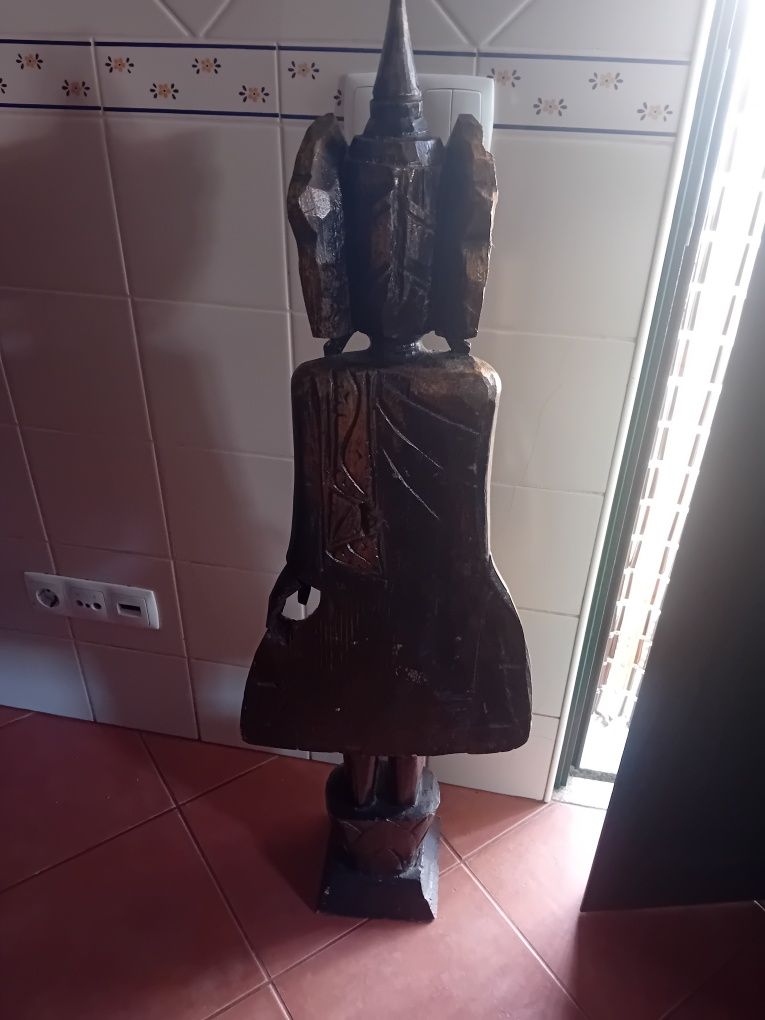 Estatueta Buda em.madeira esculpida