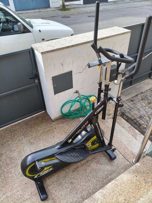 Vendo elíptica profissional BH Fitwalking com volante de inércia.