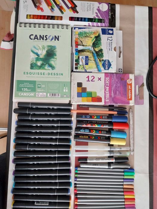 Material de artes - canetas, lápis, marcadores