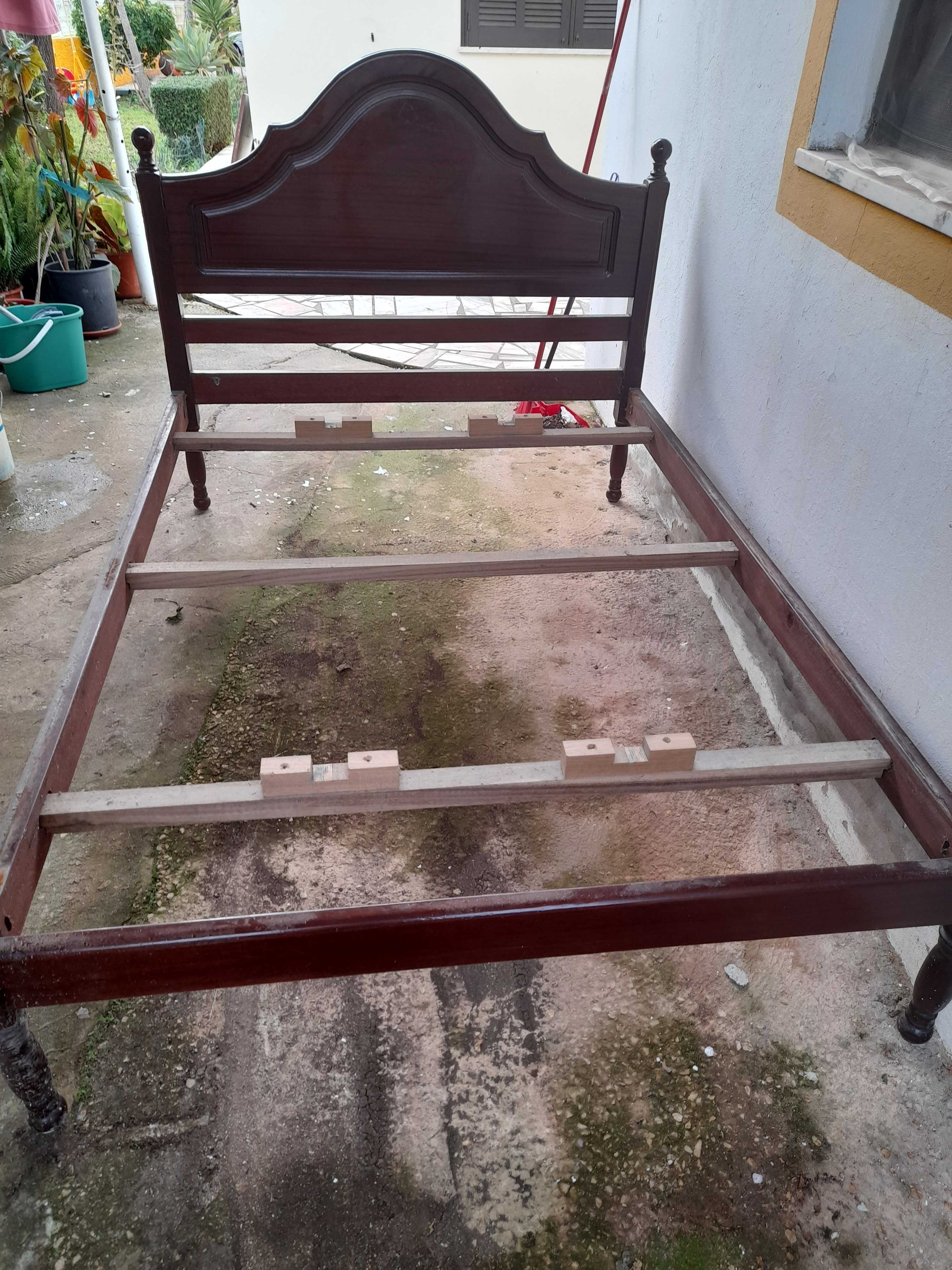 Cama de madeira maciça
