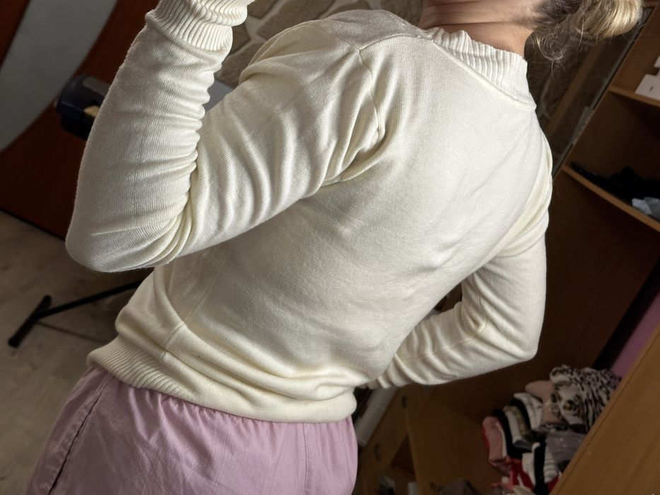 Kremowy sweter z dekoltem w serek 38 M