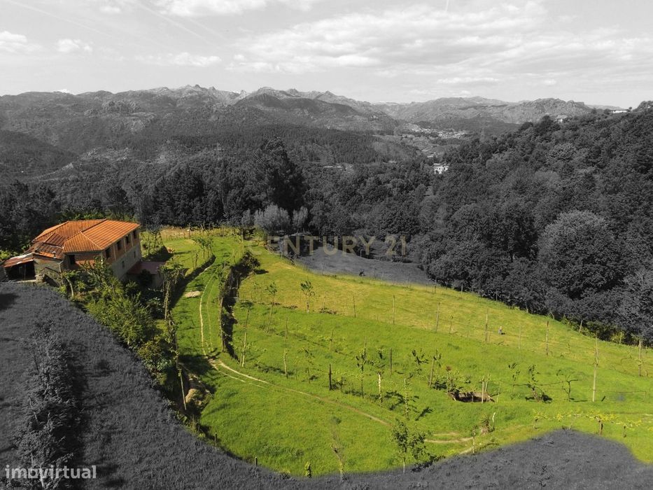 Quintinha na zona do Gerês com casa em estrutura e 6.400m2 terreno