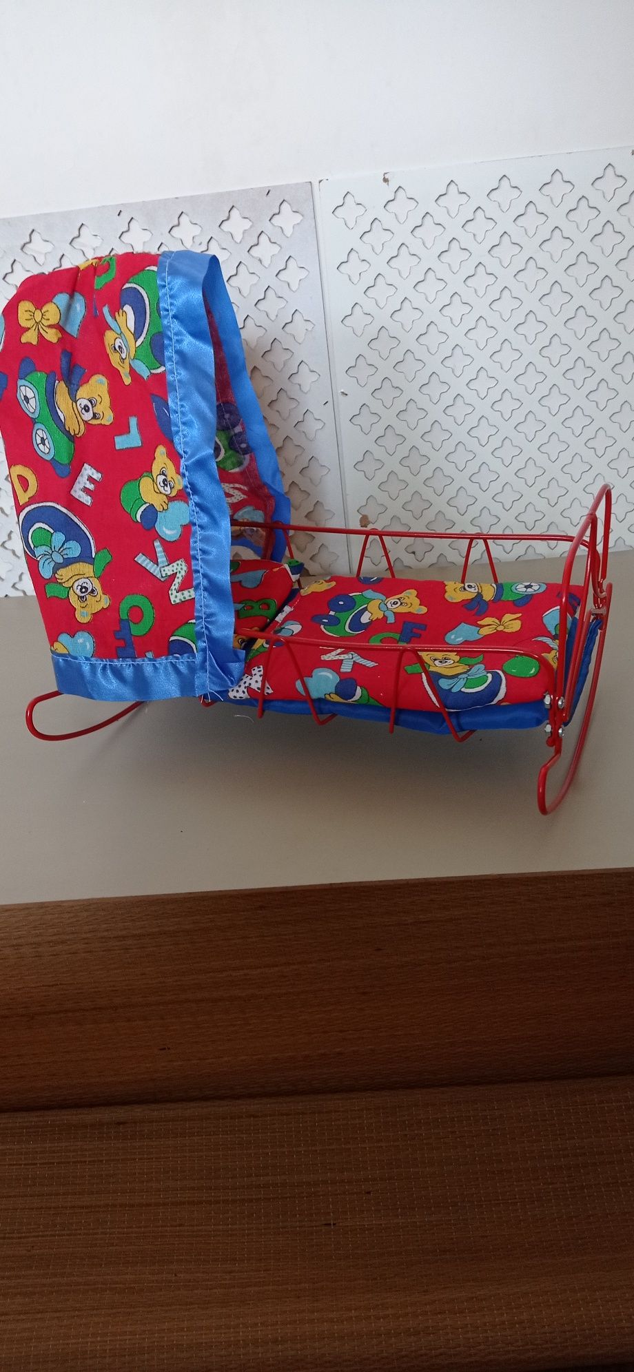 Łóżeczko z lalką