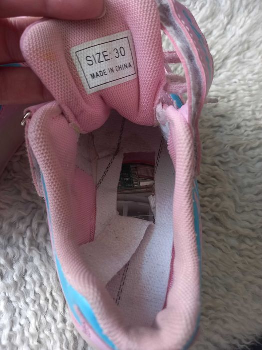 Ролико-кроссовки на двух колёсиках,которые прячутся