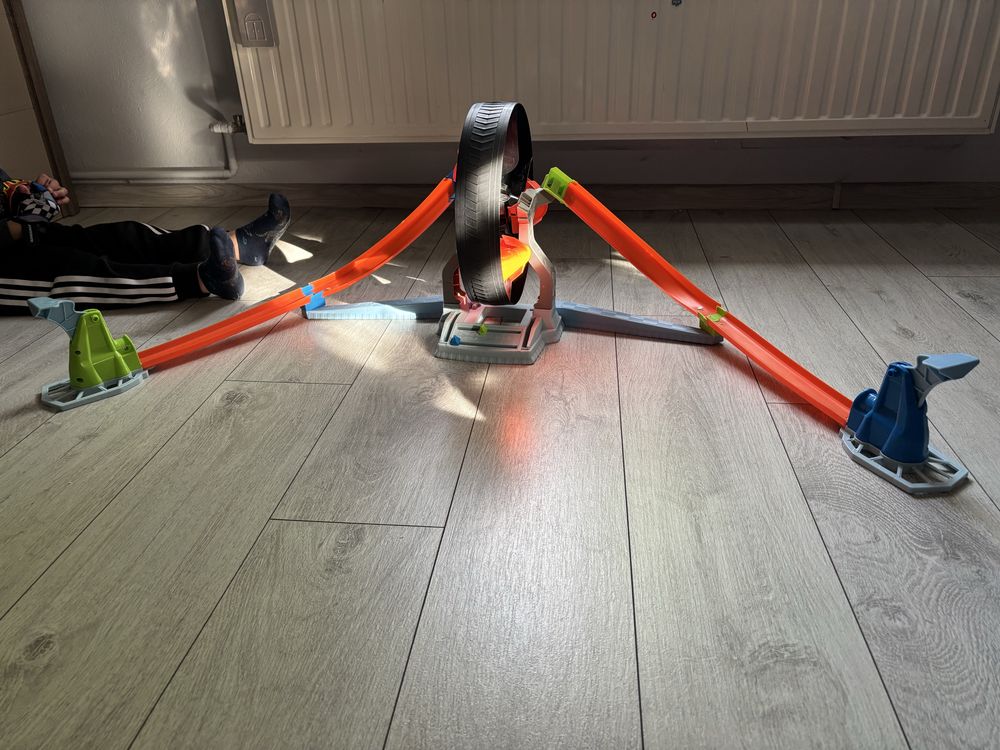 Tor hot wheels koło opona