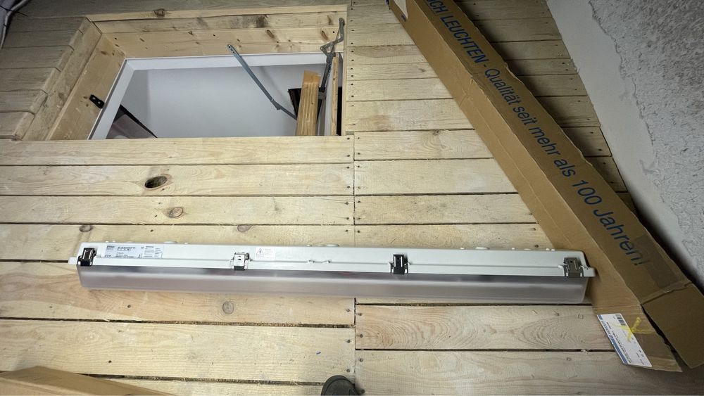 Lampa  swietlowki led schusch z akumulatorem awaryjnym