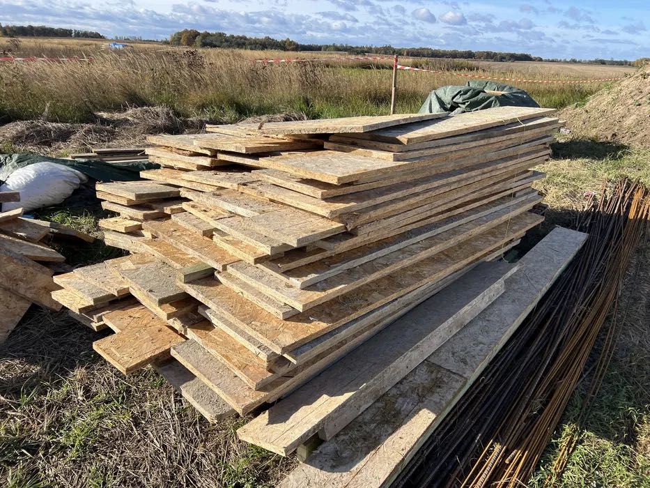 Płyty OSB na szalowanie wieńca fundamentu słupów na budowie