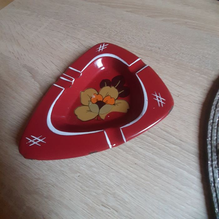 Stara popielniczka emaliowane z PRL