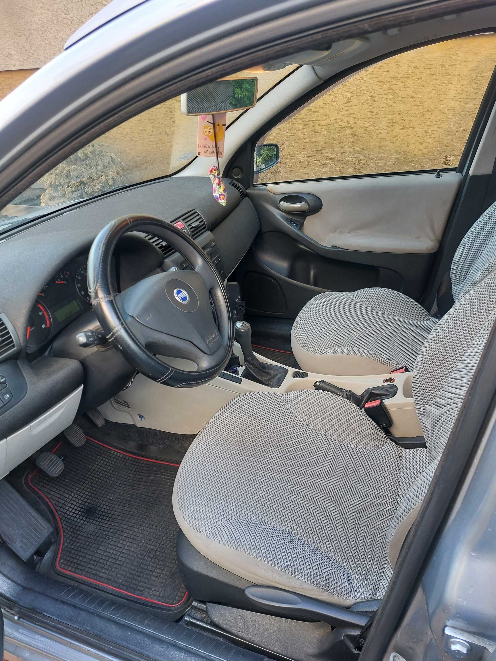 Srebrny Fiat Stilo 2004