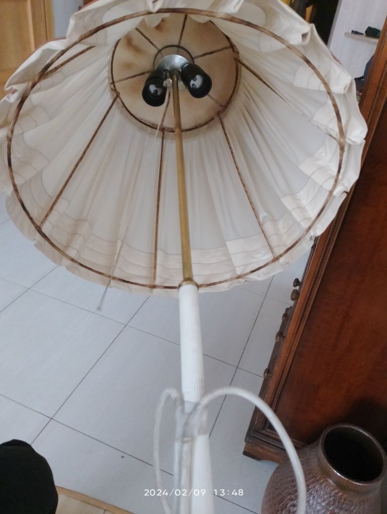 Lampa podłogowa z abazurem
