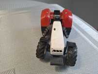 Model Traktor skala 1:24