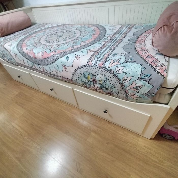 Cama Hemnes IKEA individual com 2 colchões mas pode abrir para o dobro