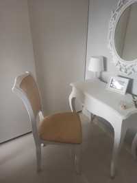 Ludwikowskie, stylizowane krzesło do toaletki