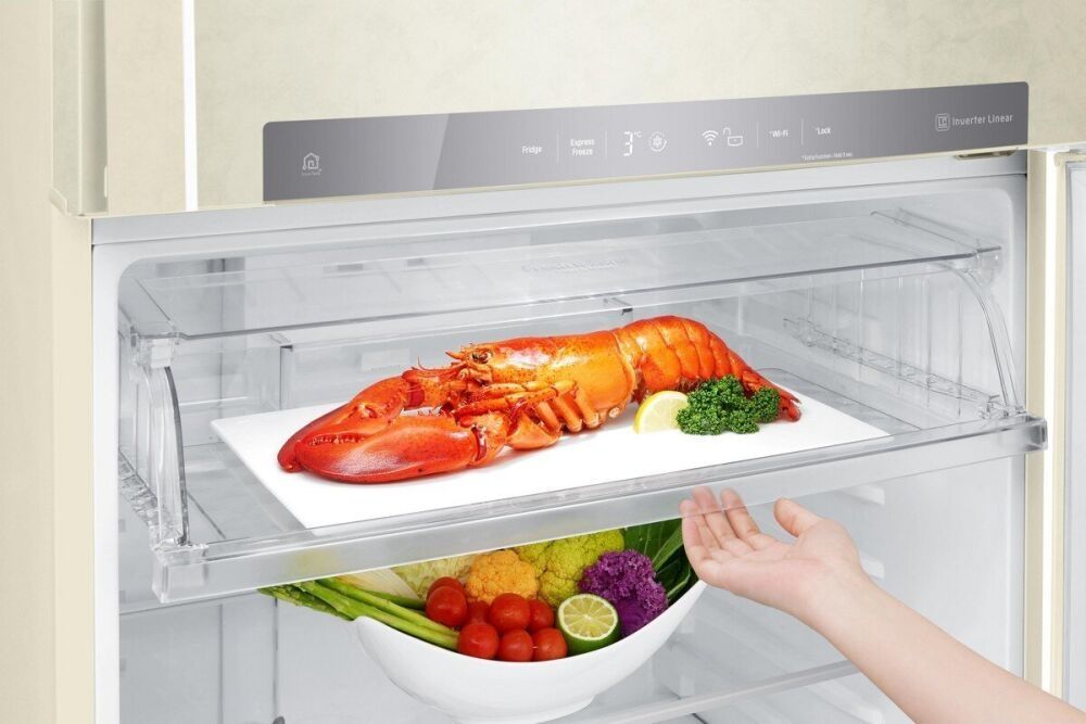 LG -H702 холодильник. Внутренние полки и ящик для овощей.