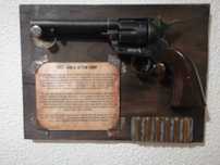 Display para revolver Colt SAA .45 (Peacemaker) feito à mão