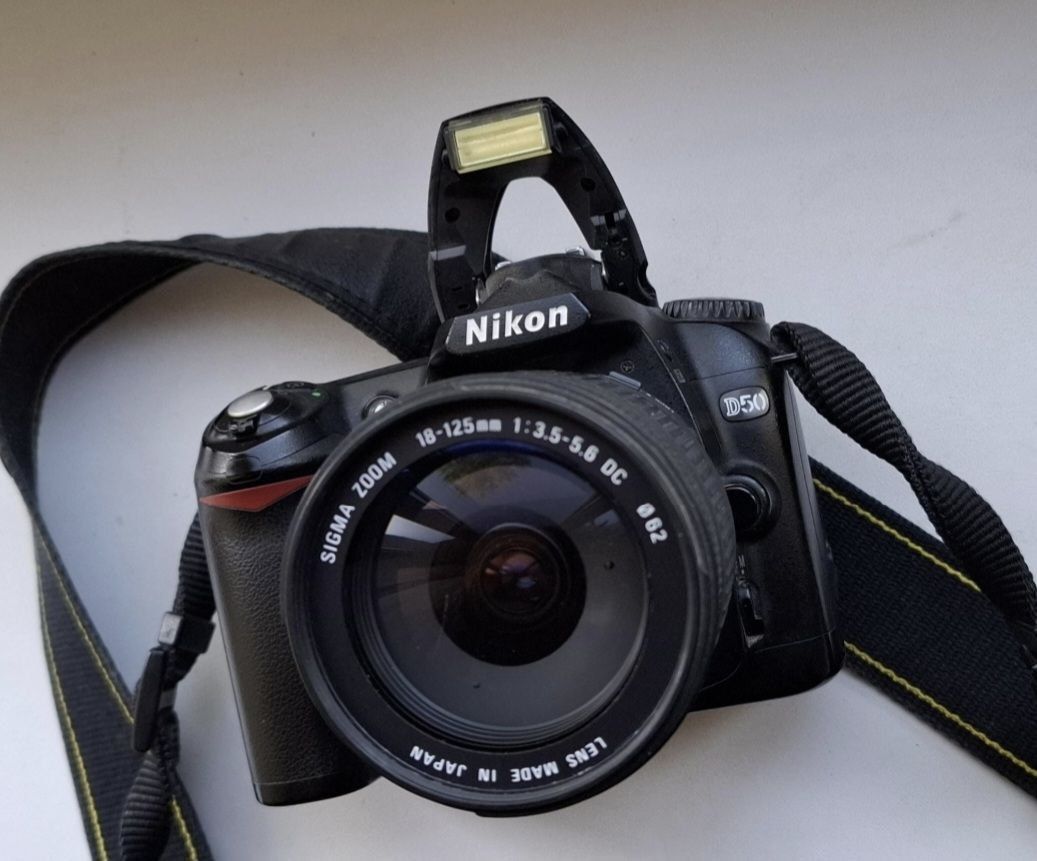 Цифрова дзеркальна фотокамера Nikon D50 з японським зум-об'єктивом Sig