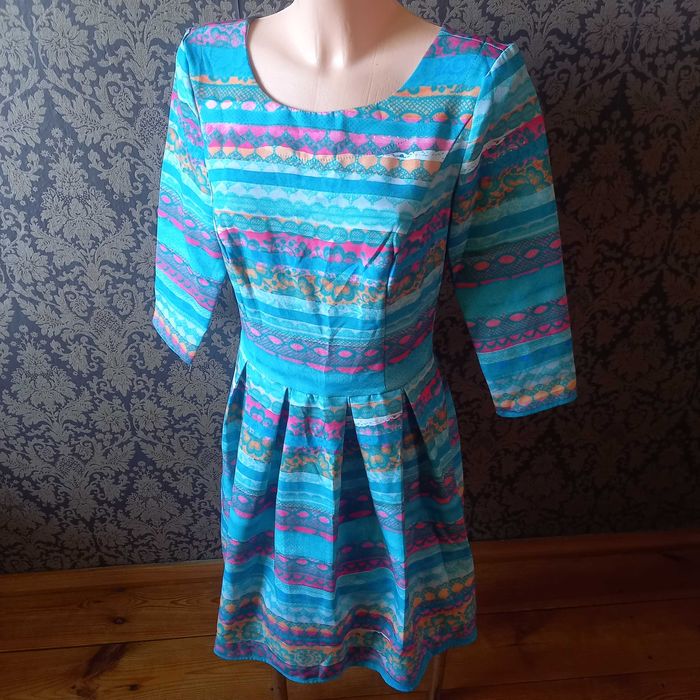 sukienka w paski wzory kolorowa rozkloszowana rękaw 3/4