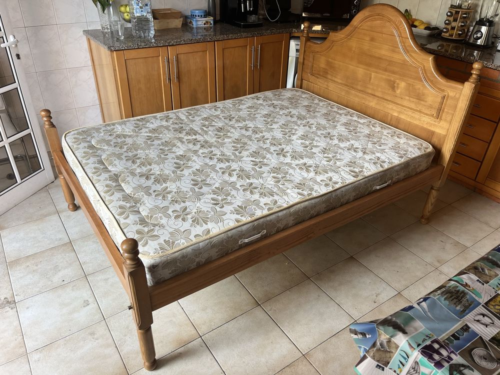 Cama casal com colchão.