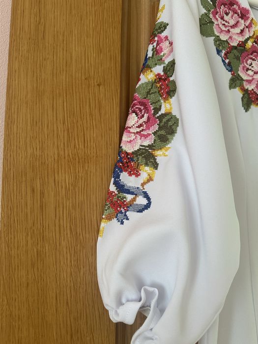 Продам вишиванку ( вишиту сукню)