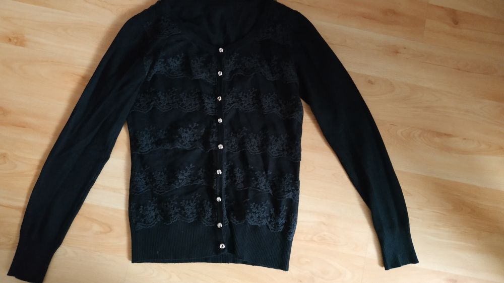 Czarny sweterek z guzikami